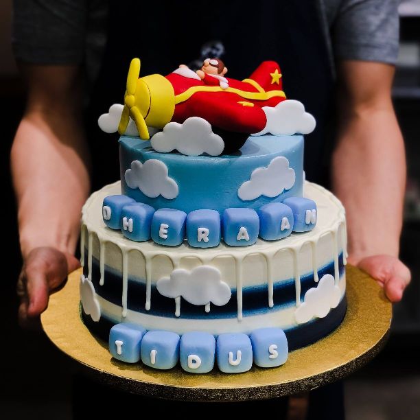 pastel-blue-skies-cake-with-boy-in-plane